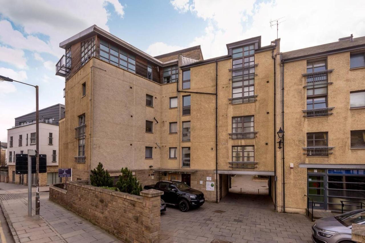 Joivy Cozy & Central 2 Bedroom Apt W Parking Edinburgh Exterior photo